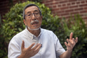 El activista del Instituto Mexicano de Derechos Humanos y Democracia (IMDHD), Edgar Cortez, habla durante una entrevista con EFE este viernes, en Ciudad de México (México). EFE/ Isaac Esquivel