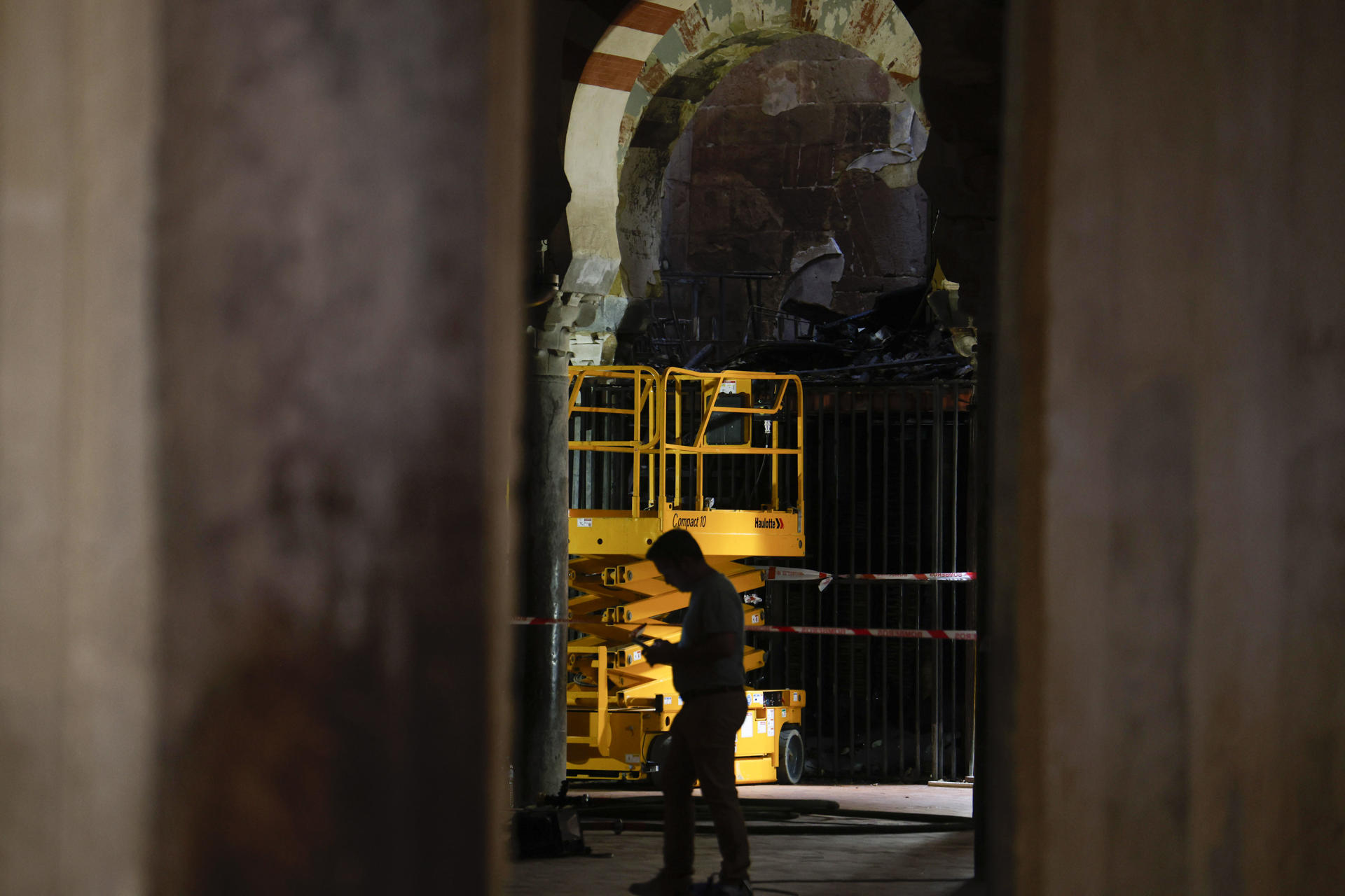 Trabajos en el interior de la mezquita-catedral después del incendio que en la noche del viernes afectó al templo. Una capilla colapsada, en la que se ha derrumbado el techo, y otras dos afectadas es el balance de daños que ocasionó el fuego. EFE/Salas