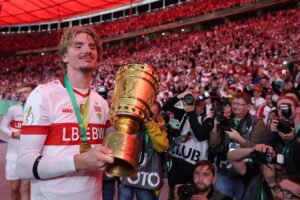 El internacional alemán Nick Woltemade, tras conquistar la Copa con el Stuttgart. EFE/EPA/ANDREAS GORA