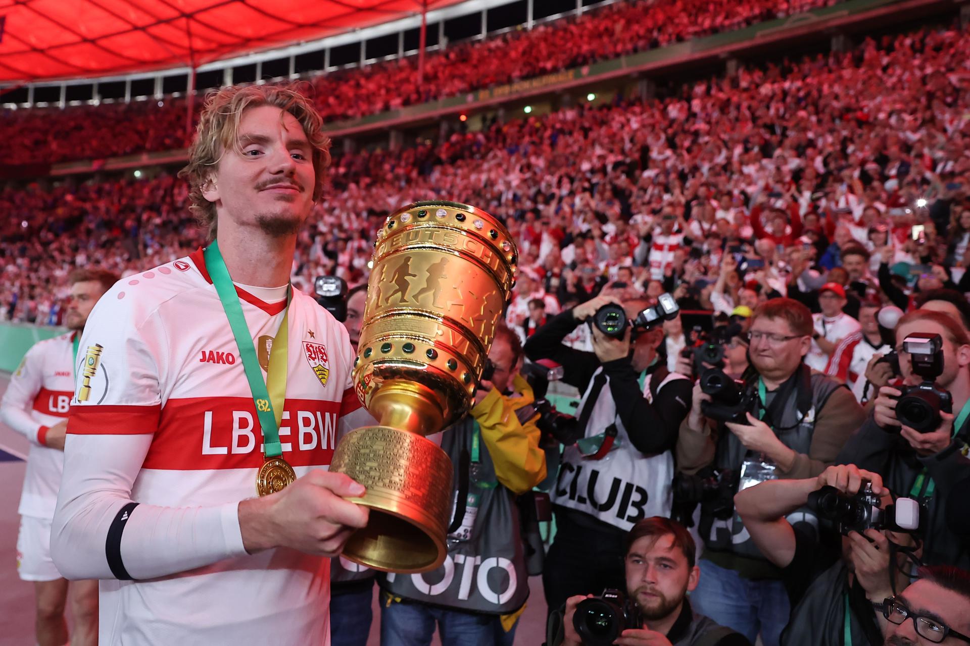 El internacional alemán Nick Woltemade, tras conquistar la Copa con el Stuttgart. EFE/EPA/ANDREAS GORA