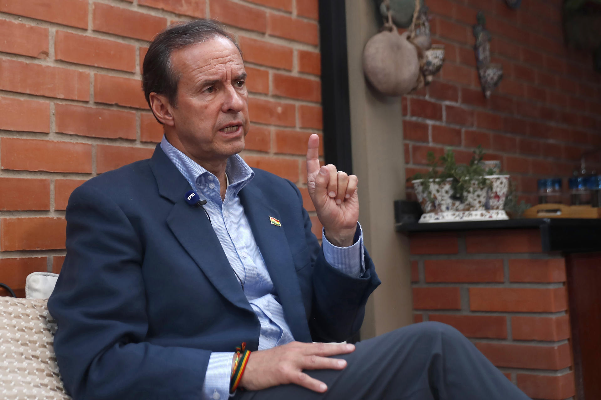 El expresidente y candidato a la presidencia de Bolivia, Jorge Tuto Quiroga, habla durante una entrevista con EFE este martes, en La Paz (Bolivia). EFE/ Rodrigo Sura
