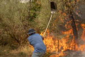 Un vecino trabaja en labores de extinción del incendio forestal de Cualedro (Ourense) este domingo. La ola de incendios que afecta al noroeste de España no da tregua este domingo. Tras una semana de incendios que han causado tres muertos, miles de hectáreas quemadas y miles de desalojados por las llamas, el país se encuentra devastao. En la región de Galicia ardieron ya 50.000 hectáreas y en la de Castilla y León 3.500 personas permanecían fuera de sus hogares. EFE/ Brais Lorenzo
