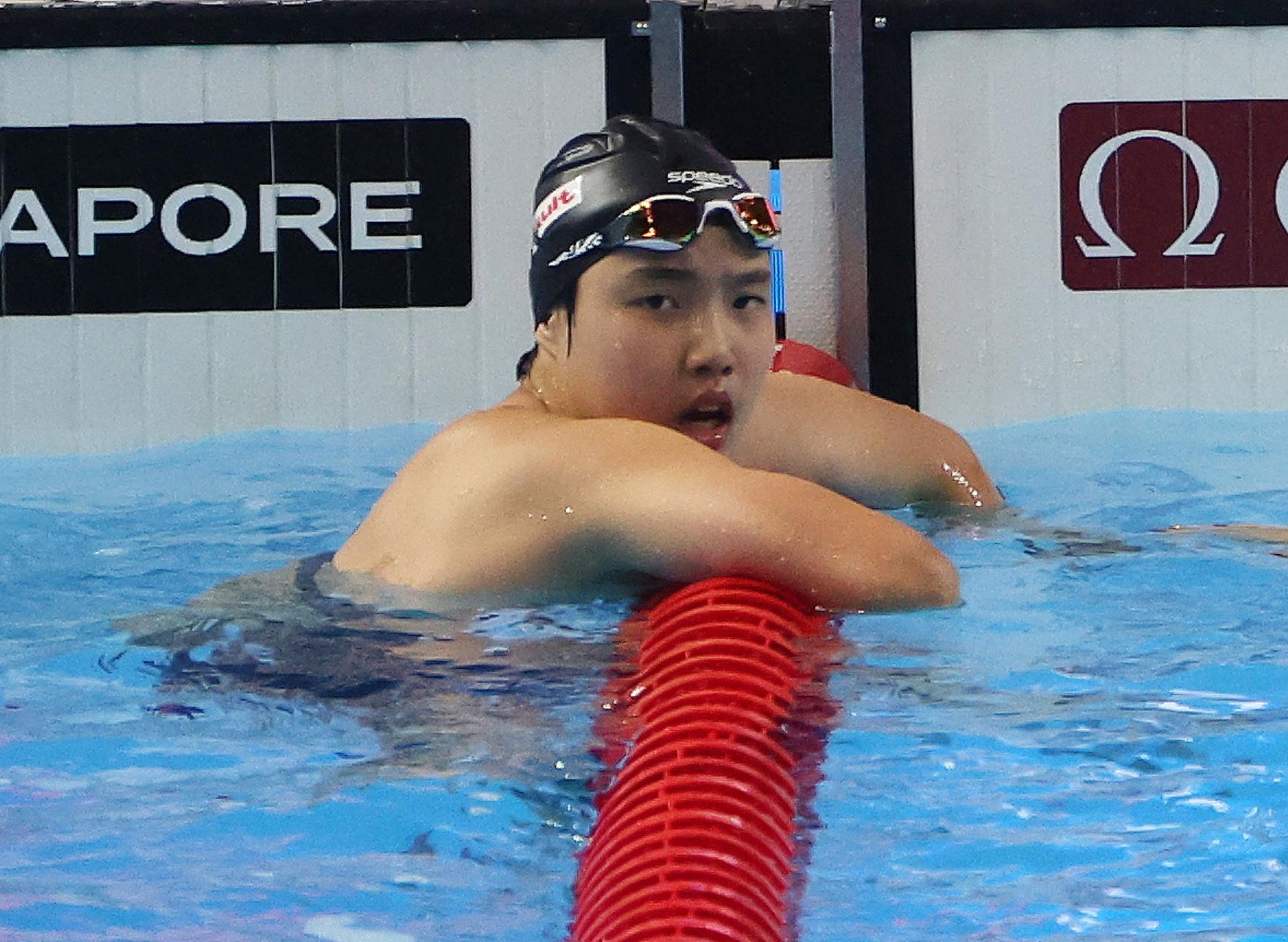Zidi Yu, de China, reacciona tras la final de los 400 metros estilos individuales femeninos en el Campeonato Mundial de Natación de Singapur 2025, celebrado en Singapur el 3 de agosto de 2025. EFE/EPA/FAZRY ISMAIL