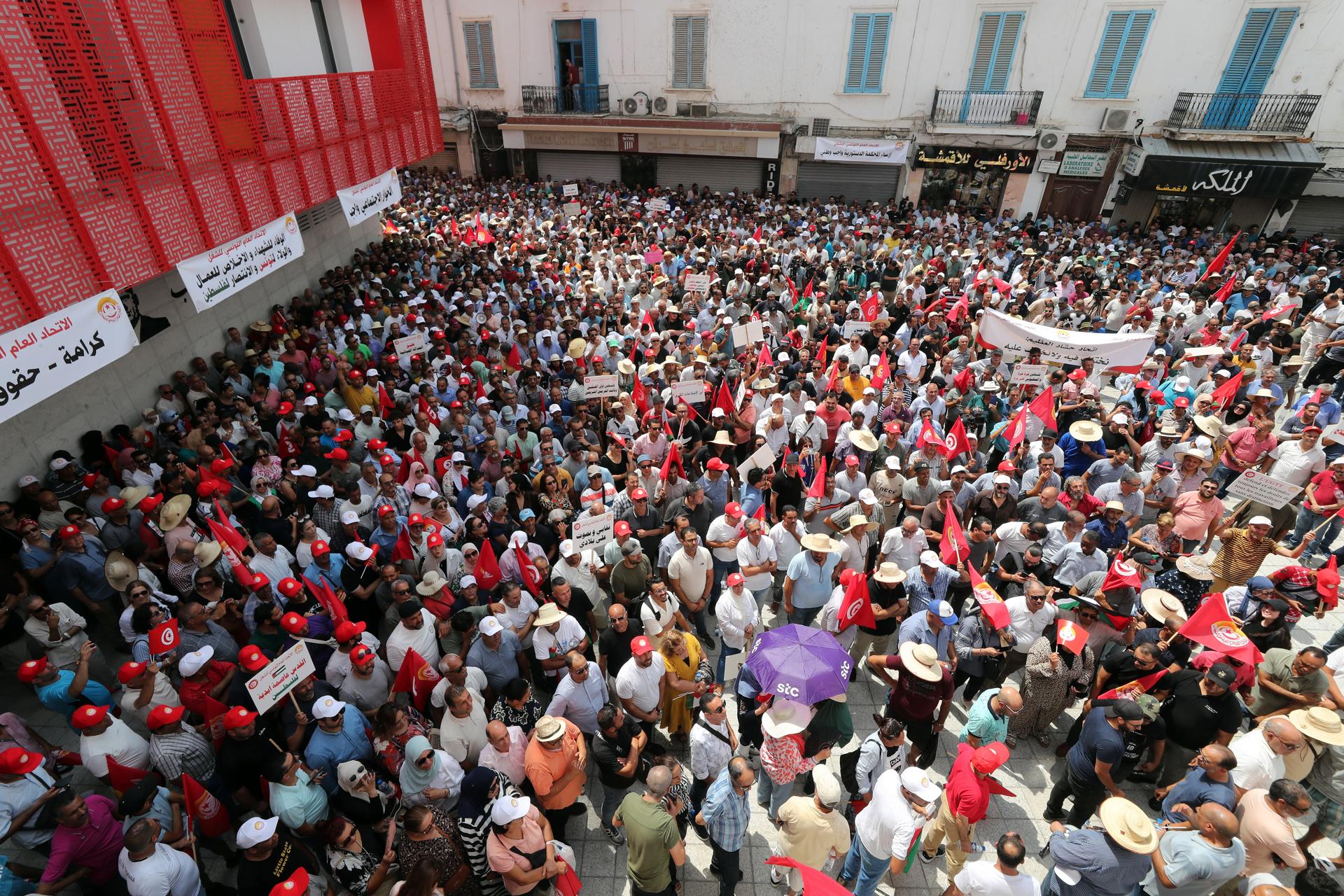 Miembros del Sindicato General de Trabajadores de Túnez (UGTT) asisten a una manifestación antigubernamental en Túnez, Túnez, 21 de agosto de 2025. La UGTT convocó la manifestación para reafirmar su independencia y defender los derechos de los trabajadores en los sectores público y privado. El sindicato también exige una mayor protección social ante la disminución del poder adquisitivo y el aumento de la desigualdad. Esta iniciativa se produce en medio de tensiones crecientes entre la UGTT y el gobierno. (Protestas, Túnez, Túnez) EFE/EPA/MOHAMED MESSARA
