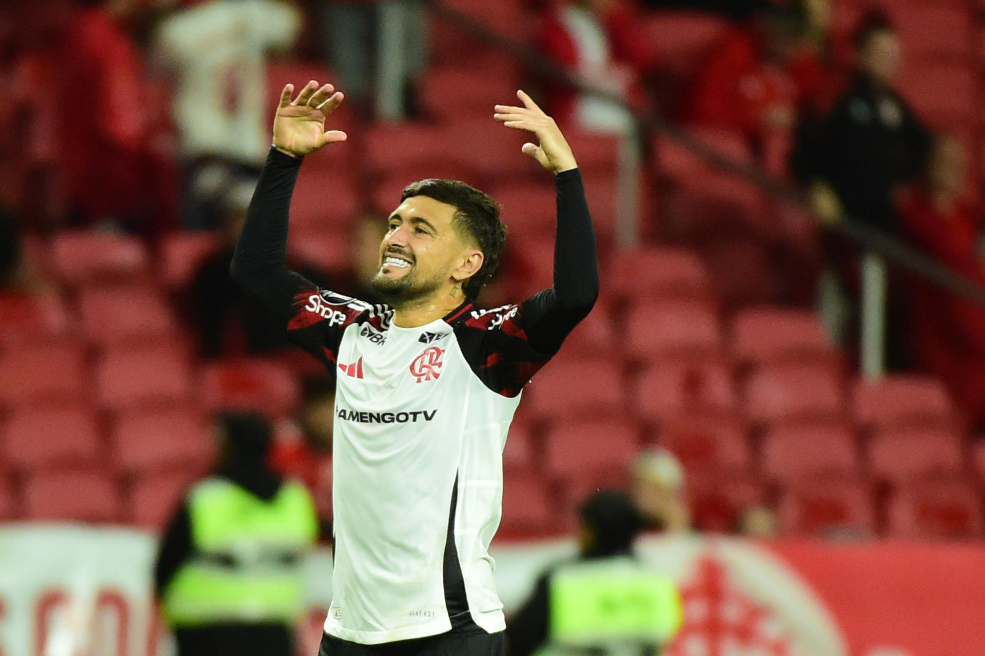 Giorgian De Arrascaeta de Flamengo celebra al final de un partido de los octavos de final de la Copa Libertadores. EFE/ Ricardo Rimoli