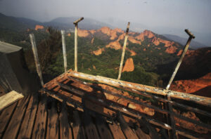 Vista de una paraje quemado desde del Mirador de Orellán, una de las infraestructuras afectadas por el incendio en Las Médulas, Orellán y Carucedo. EFE/Ana F. Barredo