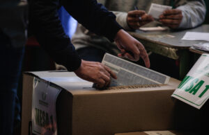 Fotografía de archivo de una urna de votación en Bogotá (Colombia). EFE/Iván Valencia