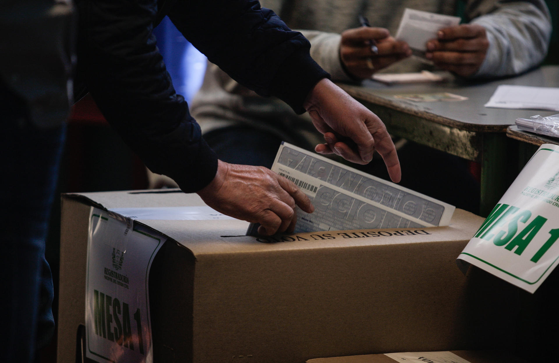 Fotografía de archivo de una urna de votación en Bogotá (Colombia). EFE/Iván Valencia