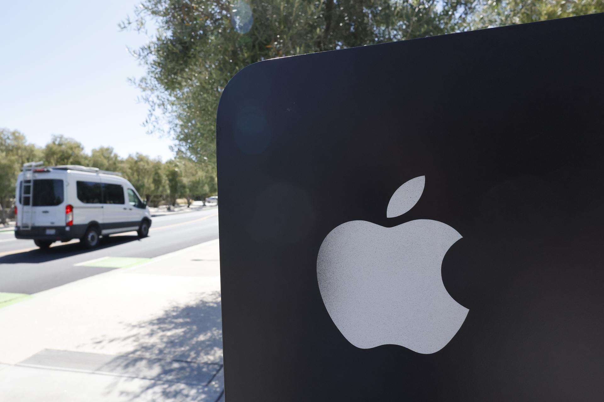 Fotografía de logo de Apple. EFE/John G. Mabanglo