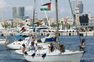 Vista de los barcos que forman parte de la flotilla en el puerto de Barcelona este domingo. La flotilla Global Sumud sale este domingo desde Barcelona y con destino a Gaza, en una acción solidaria con el pueblo palestino en la que participan entidades de 44 países. EFE/ Toni Albir