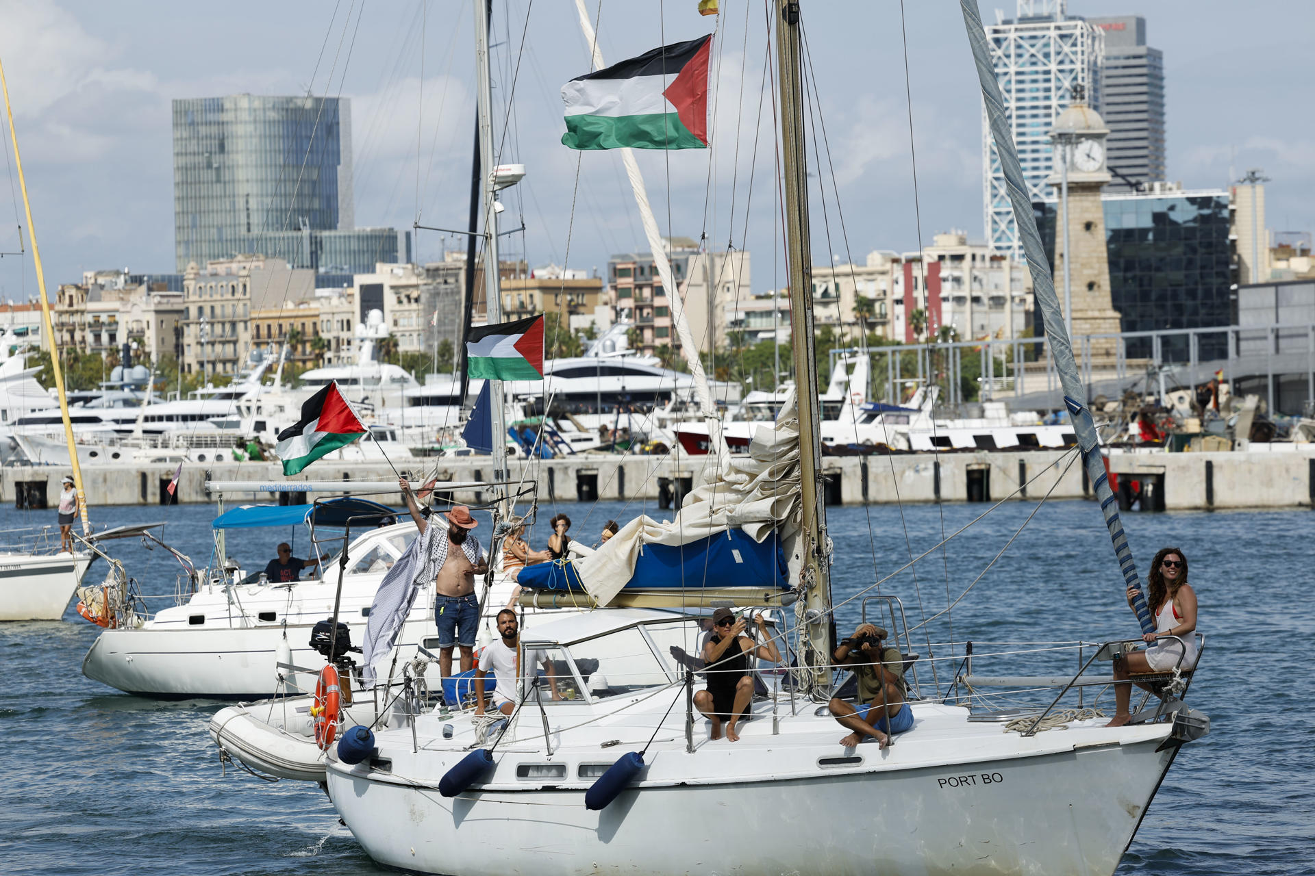 Vista de uno de los barcos que forman parte de la flotilla en el puerto de Barcelona este domingo. La flotilla Global Sumud sale este domingo desde Barcelona y con destino a Gaza, en una acción solidaria con el pueblo palestino en la que participan entidades de 44 países. EFE/ Toni Albir