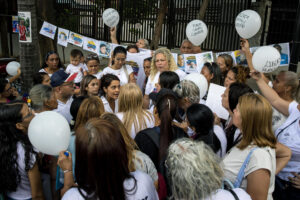 Personas participan en una manifestación en la entrada del Tribunal Supremo de Justicia (TSJ) este martes, en Caracas (Venezuela). EFE/ Miguel Gutiérrez