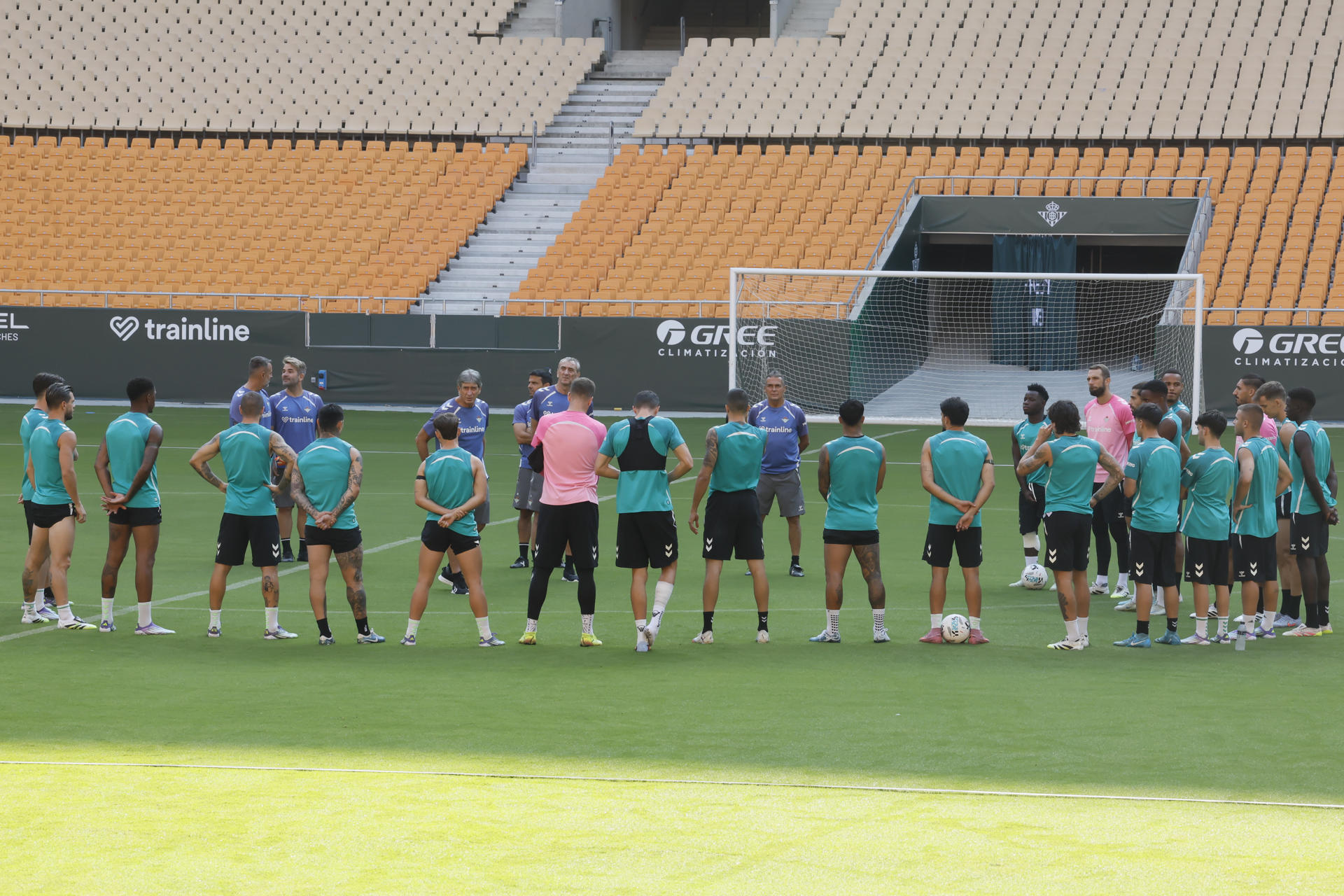 El entrenador chileno del Real Betis, Manuel Pellegrini (c), junto a su plantilla durante el primer entrenamiento realizado este jueves en el estadio de La Cartuja en Sevilla, donde el primer equipo disputará sus partidos ya desde la temporada 2025/26 hasta la finalización de las obras en Heliópolis. EFE/José Manuel Vidal
