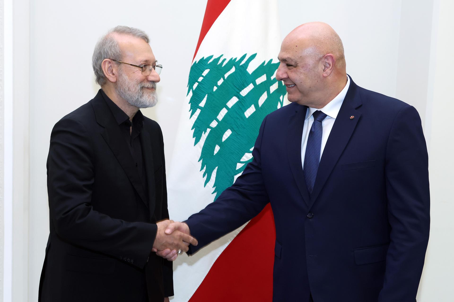 Una foto facilitada por la oficina de prensa de la Presidencia del Líbano muestra al presidente libanés Joseph Aoun (D) estrechando la mano del secretario del Consejo Supremo de Seguridad Nacional de Irán Ali Larijani (I) en el palacio presidencial de Baabda, al este de Beirut, Líbano, 13 de agosto de 2025. Larijani está en Beirut para reunirse con altos funcionarios libaneses para discutir las relaciones bilaterales y el conflicto en curso entre Israel y Hezbolá. (Líbano, Hizbulá/Hezbolá) EFE/EPA/LEBANESE PRESIDENCY PRESS OFFICE HANDOUT HANDOUT EDITORIAL USE ONLY/NO SALES
