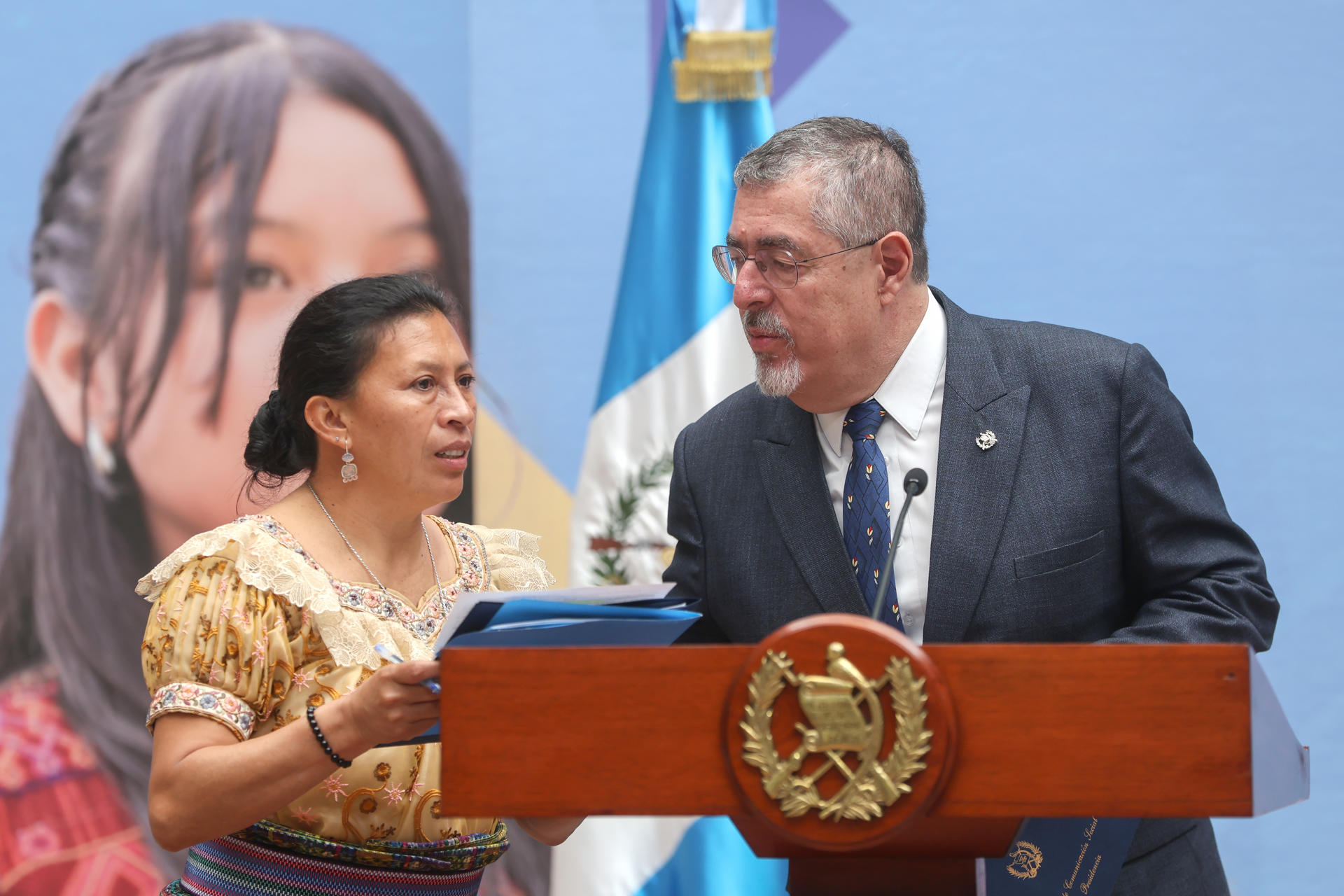 La ministra de trabajo de Guatemala, Miriam Roquel junto a el presidente de Guatemala, Bernardo Arevalo de León participan en una rueda de prensa este lunes, en el Palacio Nacional de la Cultura, en Ciudad de Guatemala (Guatemala). EFE/ Mariano Macz