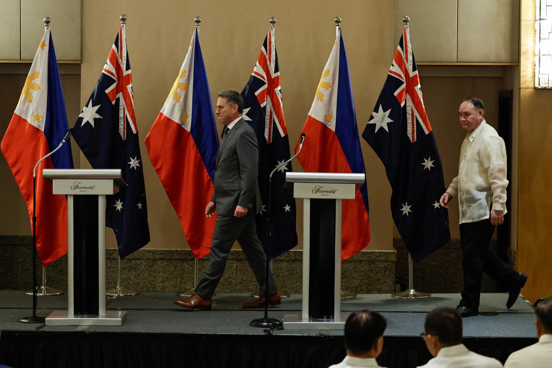 MAKATI (Filipinas), 22/08/2025.- El viceprimer ministro y ministro de Defensa australiano, Richard Marles (izq.), y el secretario de Defensa filipino, Gilberto Teodoro (der.), llegan a una conferencia de prensa tras su reunión a puerta cerrada en un hotel de Makati, Metro Manila, Filipinas, el 22 de agosto de 2025, para impulsar la cooperación en defensa y seguridad entre ambos países. EFE/EPA/ROLEX DELA PENA