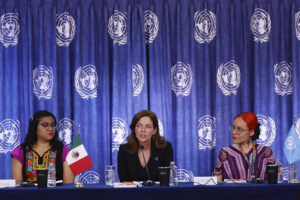 La oficial de la Oficina de la ONU contra la Droga y el Delito (UNODC) México, Stacy de la Torre (c), y la coordinadora del proyecto ‘Agentes de Cambio: saberes y resistencias frente a la trata’, Natalia Espinosa (d) participan durante una rueda de prensa, este viernes en Ciudad de México (México). EFE/ Sáshenka Gutiérrez