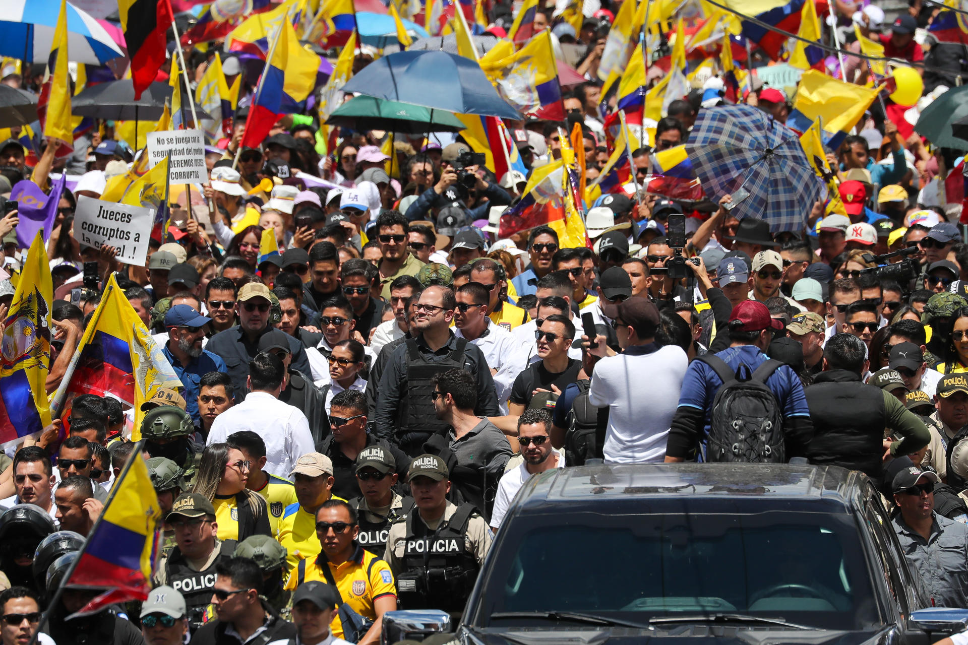 El presidente de Ecuador, Daniel Noboa (c), participa en una movilización este martes, en Quito (Ecuador). EFE/ José Jácome