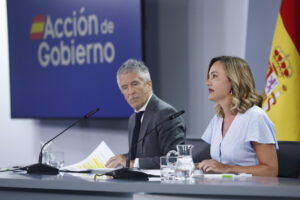La portavoz y ministra de Educación, Formación Profesional y Deportes, Pilar Alegría, y el ministro de Interior, Fernando Grande-Marlaska, durante la rueda de prensa posterior a la reunión del Consejo de Ministros, este martes en Moncloa. EFE/Chema Moya