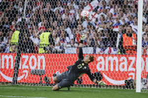 La guardameta de la selección española Cata Coll intenta detener un penalti en la tanda que resolvió la final de la Eurocopa Femenina 2025, ante Inglaterra. EFE/ Ana Escobar.