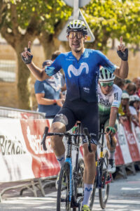 El ciclista vizcaíno Jon Barrenetxea, del Movistar, celebra su victoria en el 79º Circuito de Getxo-Memorial Hermanos Otxoa en 2024, en una foto de archivo. EFE/ Javier Zorrilla