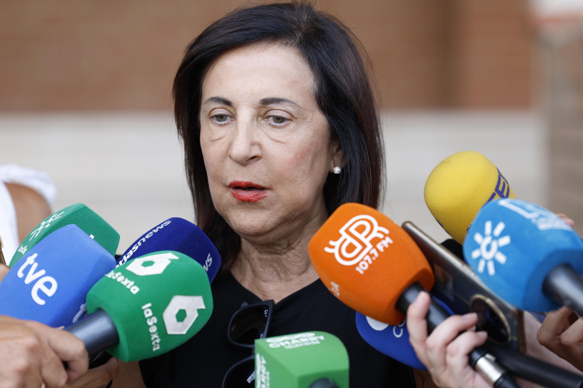 -La ministra de Defensa, Margarita Robles, en declaraciones a los medios en el Acuartelamiento de Montejaque de la Legión en Ronda (Málaga), tras las declaraciones realizadas de que no descarta incrementar el número de militares adicionales a los 500 efectivos que se van a incorporar a las zonas afectadas por los incendios forestales, si bien ha puesto el acento en que no pueden atacar directamente al fuego sino realizar labores de apoyo logístico.EFE/Jorge Zapata