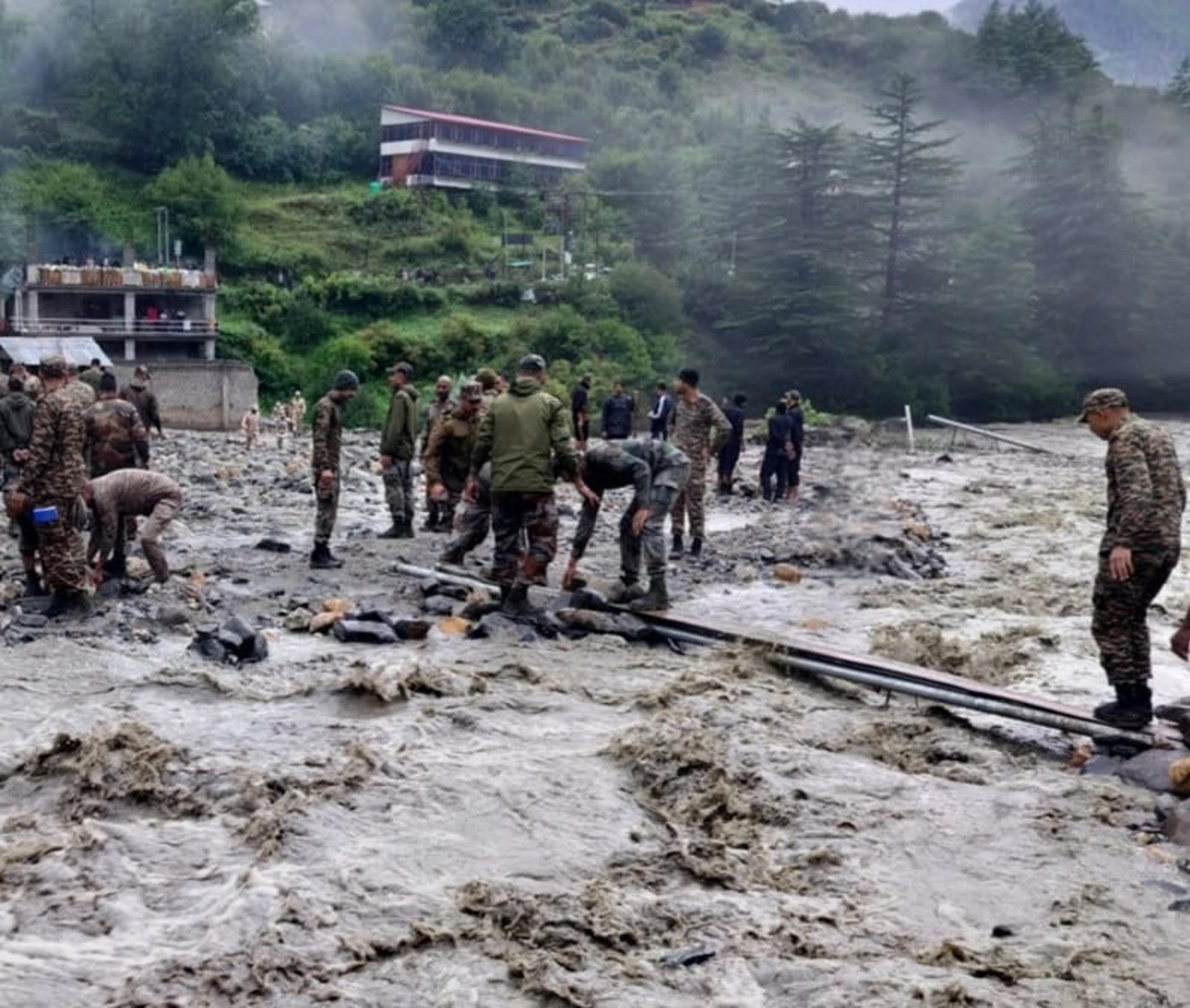 Labores de búsqueda en zona de Dharali, en el estado de Uttarakhand, India, tras el deslizamiento de tierra de este martes. EFE/ Cuenta De X Del Cuartel General Del Ministerio De Defensa De La India SOLO USO EDITORIAL/SOLO DISPONIBLE PARA ILUSTRAR LA NOTICIA QUE ACOMPAÑA (CRÉDITO OBLIGATORIO)
