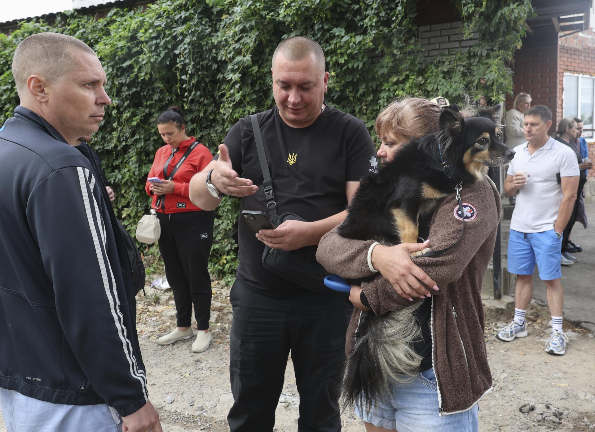 Residentes son evacuados de un edificio en Járkov tras un ataque ruso. EFE/EPA/SERGEY KOZLOV

