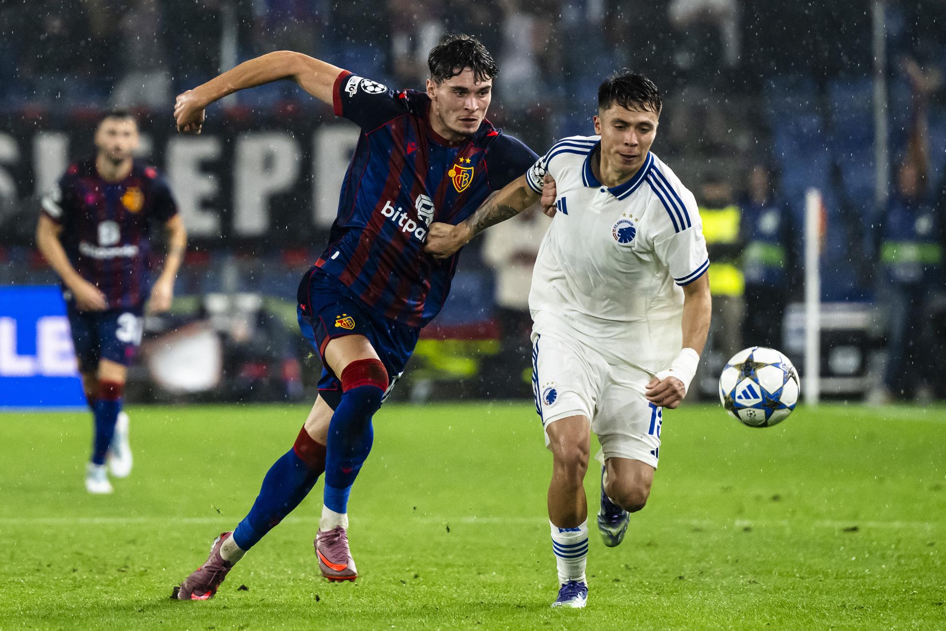 El jugador del Basilea Moritz Broschinski, y el del Copenhague Rodrigo Huescas en acción en la ida de la previa que han jugado FC Basel 1893 y FC Copenhagen, en Basilea,Suiza. EFE/EPA/GEORGIOS KEFALAS
