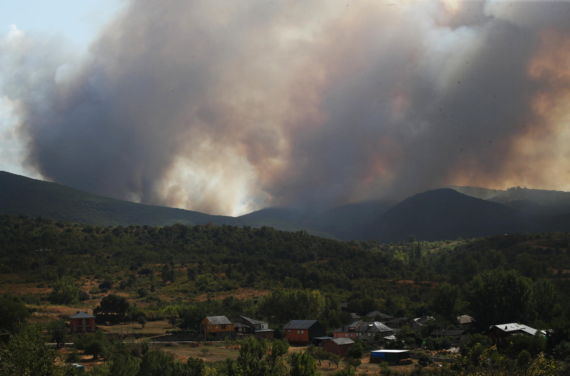 Vista del incendio forestal que afecta a Las Médulas este domingo. El incendio declarado en la localidad leonesa de Yeres se ha complicado esta tarde y ha obligado a desalojar a unos 700 vecinos de varios municipios del entorno del paraje natural de Las Médulas, Patrimonio de la Humanidad, que de momento no se ha visto afectado por las llamas.En concreto, según ha explicado la Subdelegación del Gobierno en León, han sido evacuadas por la Guardia Civil 400 vecinos de Carucedo, otros 165 de Orellán, 100 de Las Médulas y 15 de Voces, mientras que la Policía Nacional ha hecho lo mismo con una veintena de personas de Montes de Valdueza, localidad que pertenece al término municipal de Ponferrada. EFE/ Ana F Barredo