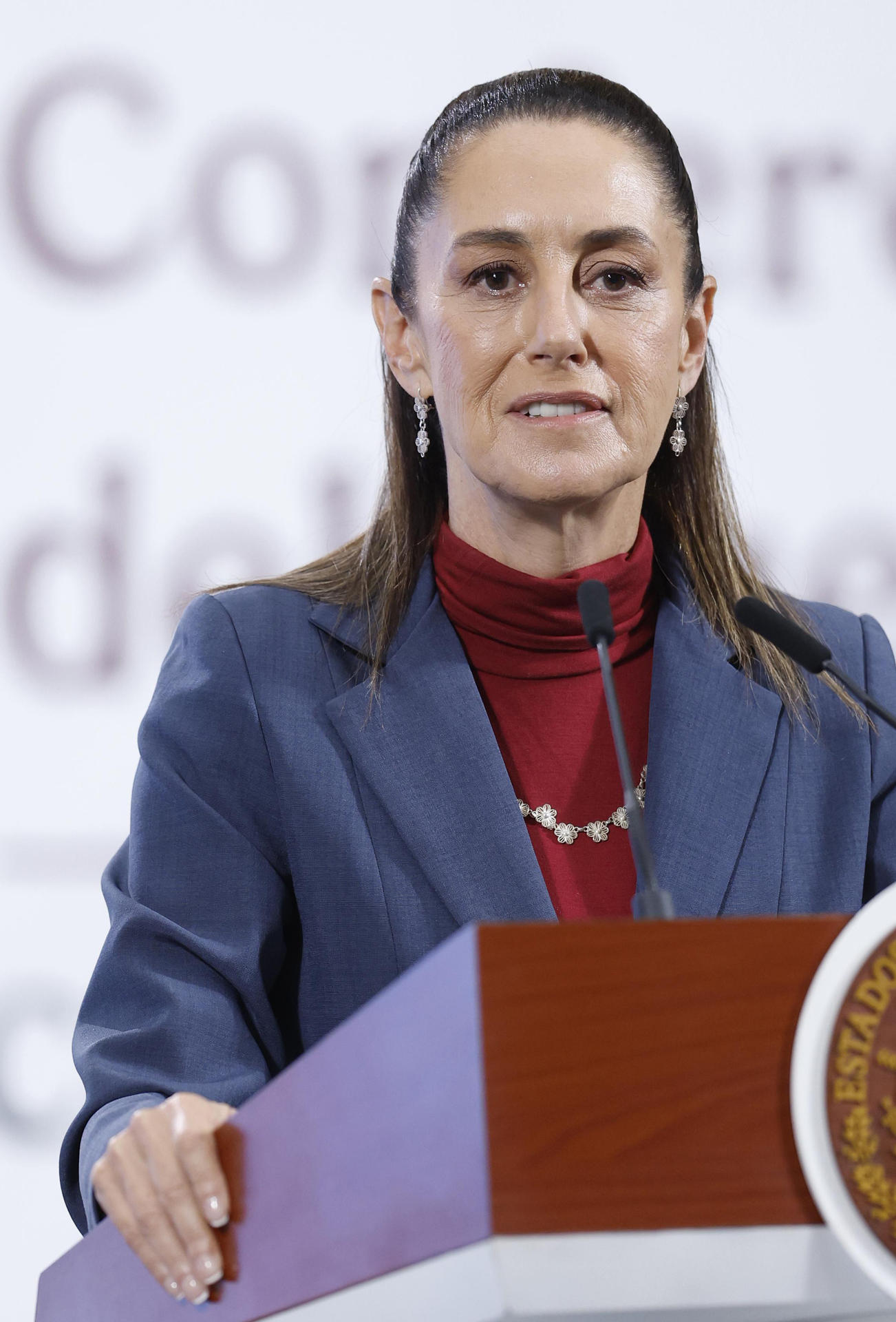 La presidenta de México, Claudia Sheinbaum, habla en una rueda de prensa este miércoles, en el Palacio Nacional de Ciudad de México (México). Sheinbaum pidió a los saltadores mexicanos que lograron medallas en el Mundial de la especialidad en Singapur, que se conviertan en un ejemplo para todas las generaciones en el país, en especial para los jóvenes. EFE/Sáshenka Gutiérrez