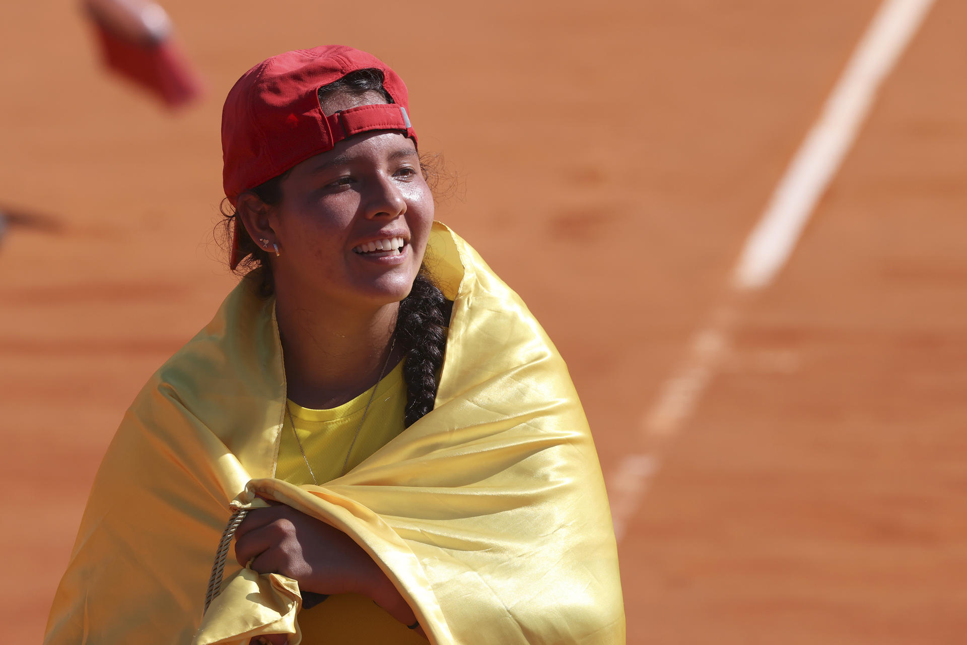 La colombiana Valentina Mediorreal celebra al ganar medalla de oro del tenis femenino en los II Juegos Panamericanos Junior este sábado, en Luque (Paraguay). EFE/Rodrigo Sepulveda
