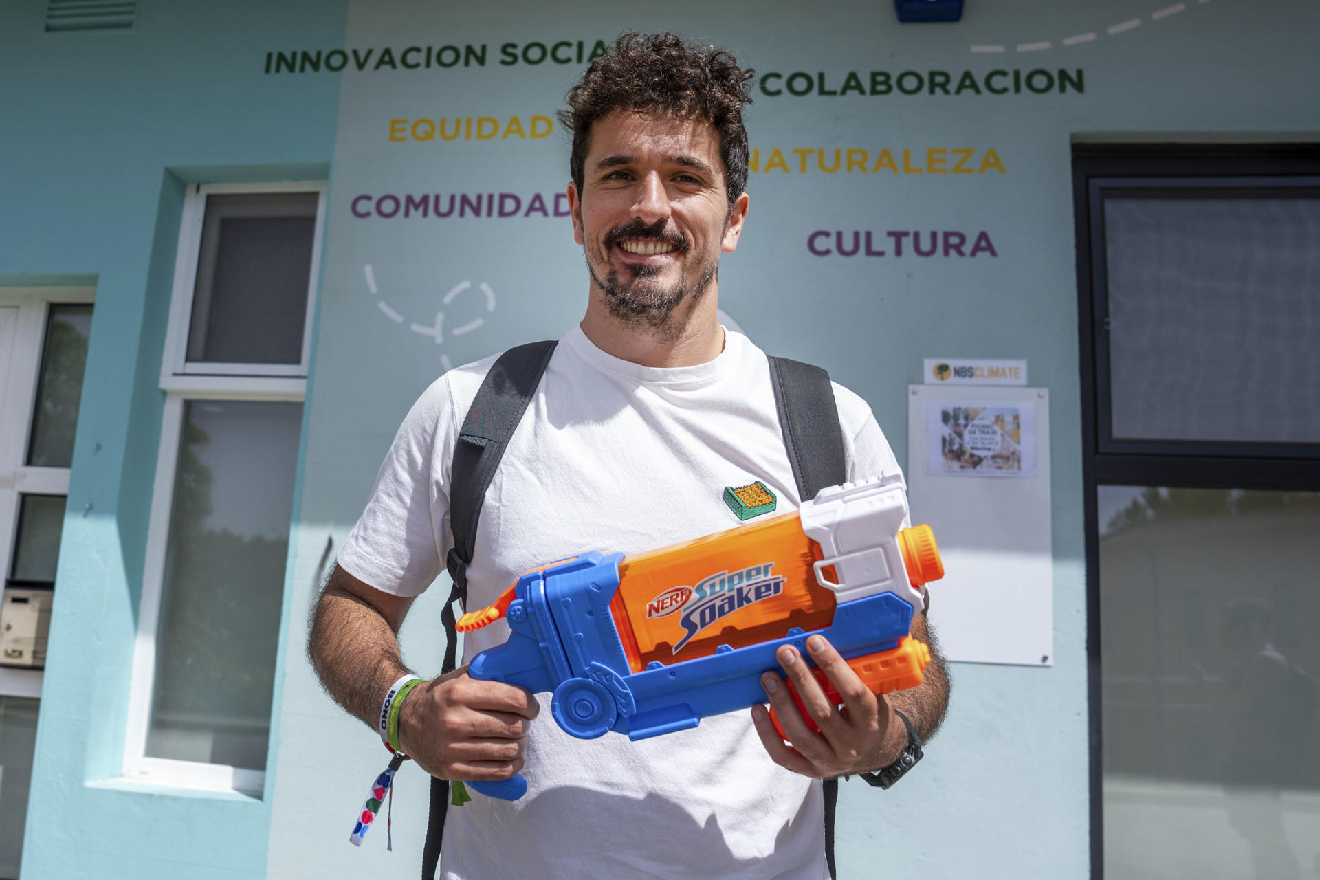 Alejandro, de Madrid, trabaja para Ecoembes, y teletrabaja en un espacio Coworking (Ribering) que compatibilizacon el festival Sonorama 2025. El carácter familiar de Sonorama Ribera, el festival de música que hasta el próximo domingo se celebra en Aranda de Duero (Burgos), ha quedado de manifiesto una vez más en la segunda jornada de conciertos. Y no precisamente por lo reducido de su aforo, que fácilmente habrá llegado ya a los 30.000 asistentes, sino por un ambiente único que hace a todos los participantes sentirse como en casa y recorrer los distintos espacios del festival con una sonrisa en la boca, como si de un evento cercano se tratara.-EFE/ Paco Santamaría
