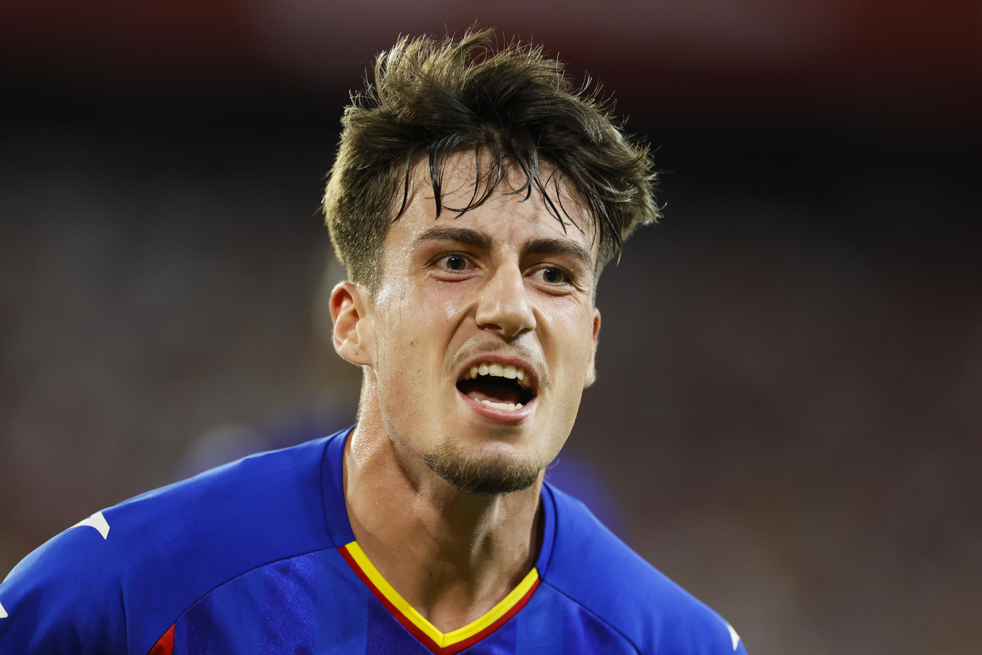 El delantero del Getafe Adrián Liso celebra tras marcar el 0-1 durante el partido correspondiente a la segunda jornada de LaLiga EA Sports entre Sevilla y Getafe disputado en el estadio Sánchez Pizjuán de Sevilla. EFE/José Manuel Vidal