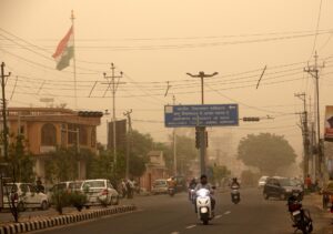 Imagen de archivo de la circulación entre el polvo y la contaminación de Jammu, en la Cachemira india.EFE/ Jaipal Singh