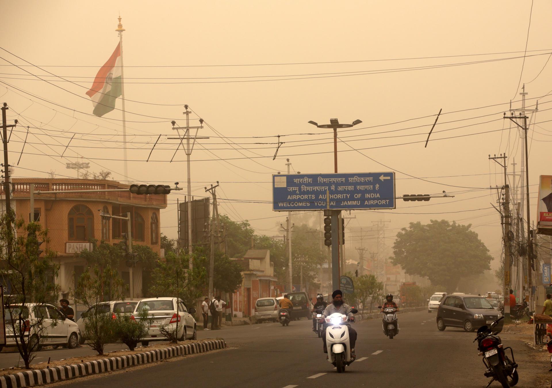 Imagen de archivo de la circulación entre el polvo y la contaminación de Jammu, en la Cachemira india.EFE/ Jaipal Singh
