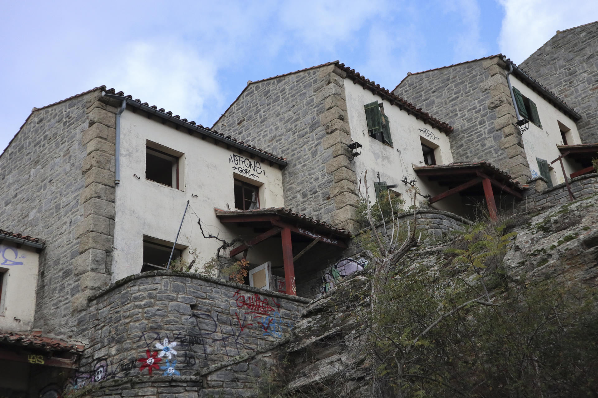 Vista del antiguo poblado del Salto de Castro, que lleva más de tres décadas deshabitado desde que lo cerró la hidroeléctrica que lo levantó a mediados del siglo pasado. EFE/Mariam A. Montesinos

