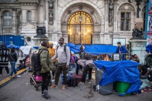 Un grupo de migrantes son evacuados de un campamento improvisado frente al Ayuntamiento de París, Francia, el 12 de agosto de 2025. EFE/EPA/CHRISTOPHE PETIT TESSON