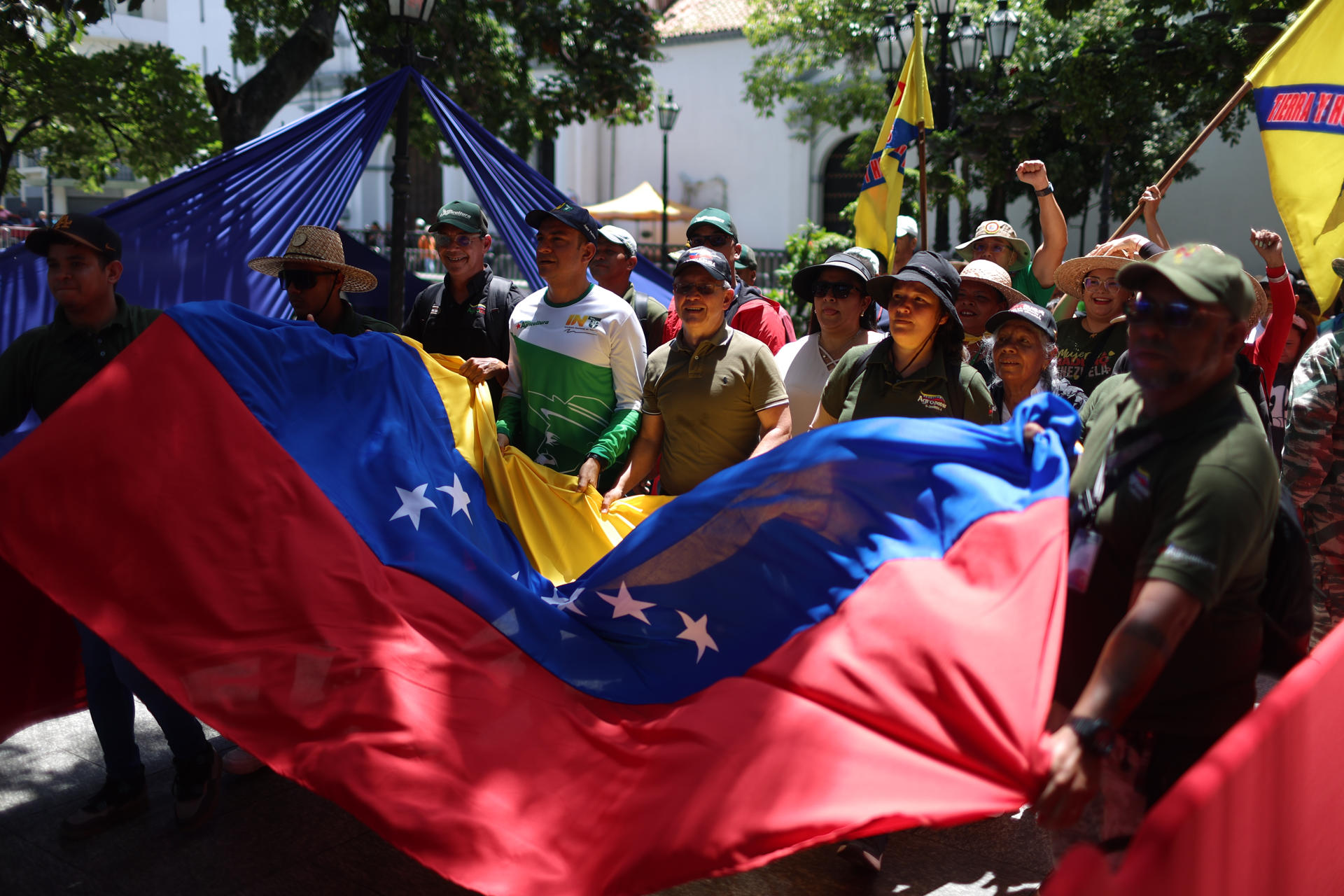 Personas participan en una jornada de alistamiento este viernes, en Caracas (Venezuela). EFE/ Miguel Gutiérrez