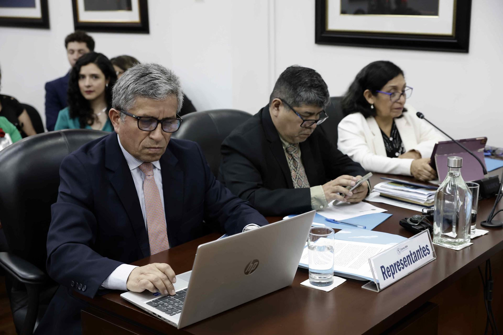Los Defensores de víctimas Carlos Rivera (i), David Velasco (c) y Gloria Cano asisten a una audiencia ante la Corte Interamericana de Derechos Humanos (Corte IDH) este jueves, en San José (Costa Rica). EFE/ Jeffrey Arguedas