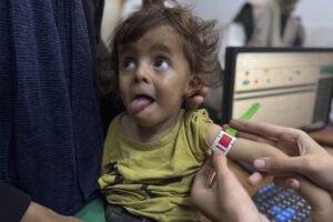 El Hospital de la Sociedad Benéfica de Amigos del Paciente de Ciudad de Gaza está atestado de madres ojerosas y niños cabezudos con cuerpos demasiado pequeños; ojos hundidos, tripas hinchadas y brazos diminutos. Es el único centro pediátrico que trata la desnutrición en el norte de la Franja, donde la hambruna se cobra cada día más vidas, la mayoría de niños. Imagen del 23 de julio de 2025. EFE/Ahmad Awad