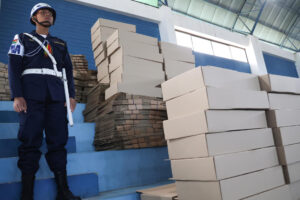 Un integrante de la Fuerza Aérea Boliviana custodia materiales para las elecciones generales del próximo 17 de agosto, este sábado, en Santa Cruz (Bolivia). EFE/Juan Carlos Torrejón
