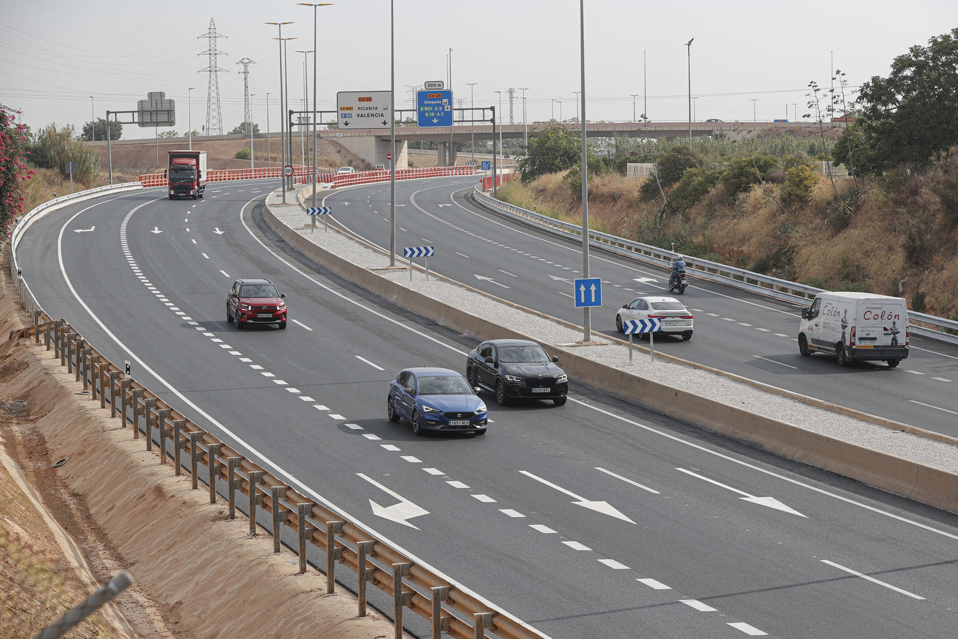 El president de la Generalitat, Carlos Mazón, asiste a la reapertura en su totalidad de la carretera CV-33, dañada durante las inundaciones que causó la dana del 29 de octubre entre Torrent, Picanya y la V-31. EFE/Manuel Bruque