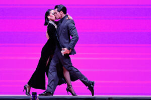 Foto de archivo del los bailarines Sebastian Martinez y Ayelen Morando que compiten durante la final del Mundial de Tango 2024 en Buenos Aires (Argentina). EFE/ Juan Ignacio Roncoroni