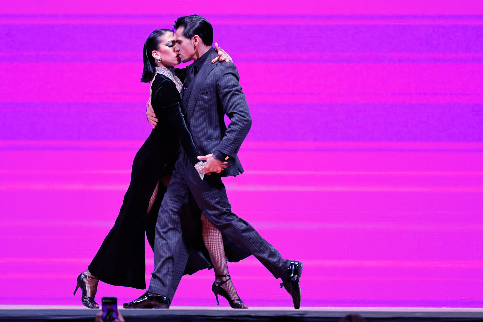 Foto de archivo del los bailarines Sebastian Martinez y Ayelen Morando que compiten durante la final del Mundial de Tango 2024 en Buenos Aires (Argentina). EFE/ Juan Ignacio Roncoroni