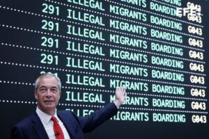 El miembro del Parlamento del Reino Unido Nigel Farage posa frente a una pantalla que muestra 'Deportaciones de salida' en el lanzamiento del plan de Reform UK para deportar a los solicitantes de asilo si llegan al gobierno, en el aeropuerto de Oxford en Kidlington, Reino Unido, 26 de agosto de 2025. El partido Reform UK propone expulsar a cientos de miles de personas que llegaron al Reino Unido sin permiso. El plan es que se alojarán en instalaciones militares antes de ser devueltos a los lugares de los que huyeron en uno de los cinco vuelos diarios de deportación, o a terceros países que reciben tarifas. (Reino Unido) EFE/EPA/TOLGA AKMEN