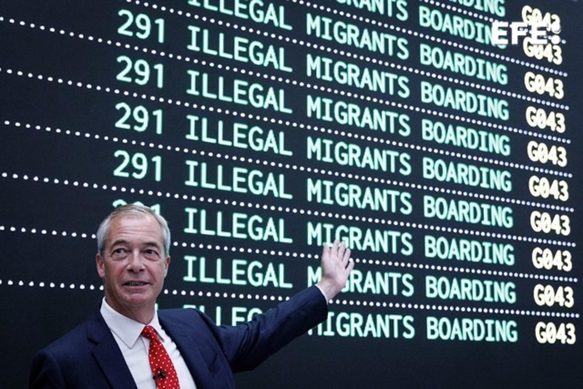 El miembro del Parlamento del Reino Unido Nigel Farage posa frente a una pantalla que muestra 'Deportaciones de salida' en el lanzamiento del plan de Reform UK para deportar a los solicitantes de asilo si llegan al gobierno, en el aeropuerto de Oxford en Kidlington, Reino Unido, 26 de agosto de 2025. El partido Reform UK propone expulsar a cientos de miles de personas que llegaron al Reino Unido sin permiso. El plan es que se alojarán en instalaciones militares antes de ser devueltos a los lugares de los que huyeron en uno de los cinco vuelos diarios de deportación, o a terceros países que reciben tarifas. (Reino Unido) EFE/EPA/TOLGA AKMEN
