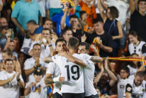 El delantero del Valencia Luis Rioja celebra su gol, segundo del equipo, durante el partido del Trofeu Taronja que Valencia y Torino disputaron en el estadio de Mestalla. EFE/ Ana Escobar