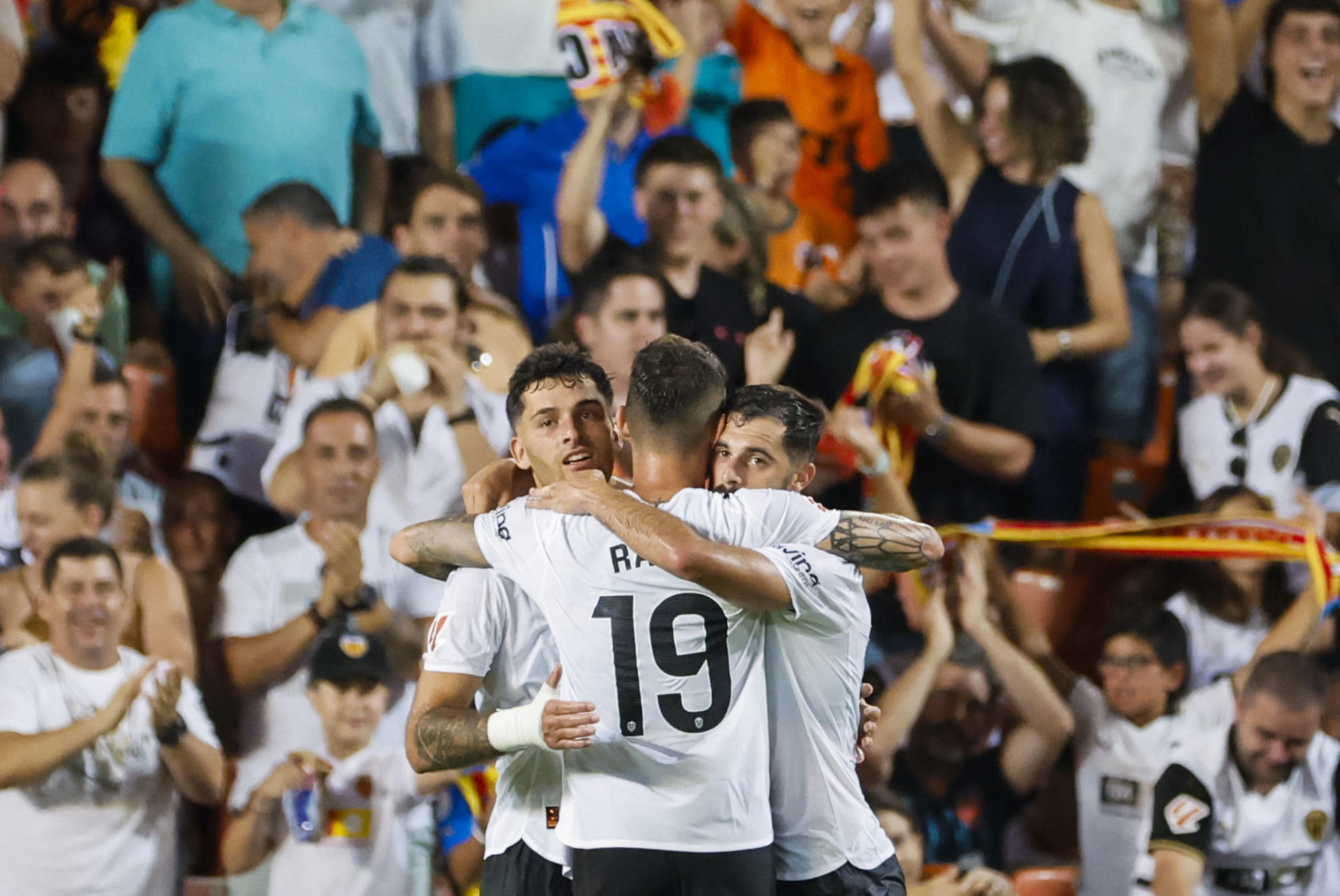 El delantero del Valencia Luis Rioja celebra su gol, segundo del equipo, durante el partido del Trofeu Taronja que Valencia y Torino disputaron en el estadio de Mestalla. EFE/ Ana Escobar