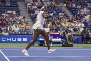 Venus Williams compitió en el US Open por primera vez desde 2023 y, a sus 45 años, luchó durante dos horas contra Karolina Muchova, antes de caer 6-3, 2-6 y 6-1. EFE/EPA/SARAH YENESEL